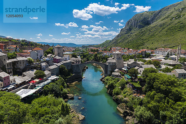 Die Brücke von Mostar von der Spitze der Moschee aus gesehen; Mostar  Bosnien und Herzegowina