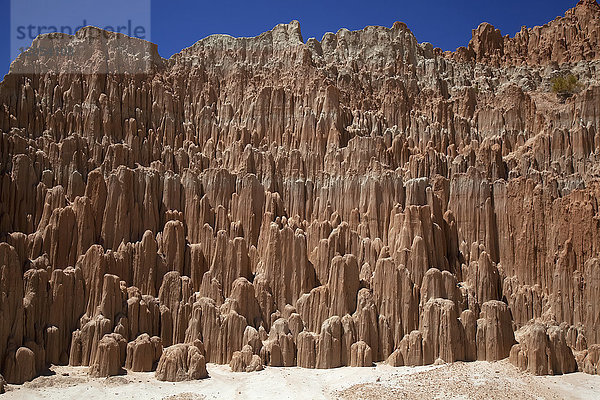 Orgelpfeifen-ähnliche geologische Formation im Cathedral Gorge State Park in der Nähe von Panaca  Nevada  im Hochsommer mit blauem Himmel; Nevada  Vereinigte Staaten von Amerika