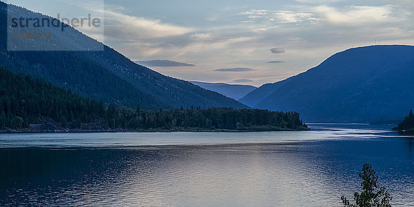 Landschaft mit Bergen und Kootenay Lake bei Sonnenuntergang; Kaslo  British Columbia  Kanada