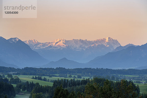 Deutschland  Bayern  Oberbayern  Pfaffenwinkel  bei Murnau  Aidlinger Höhe  Estergebirge und Wetterstein mit Zugspitze