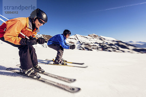 Österreich  Damuels  Frau Skifahren in der Winterlandschaft