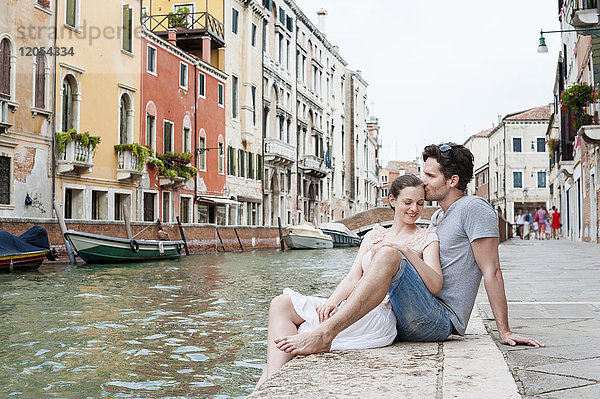 Italien  Venedig  verliebtes Paar entspannt am Kanal