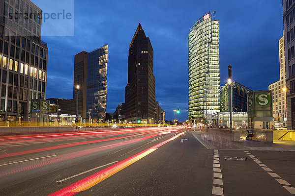 Deutschland  Berlin  Blick auf den Potsdamer Platz bei Dämmerung