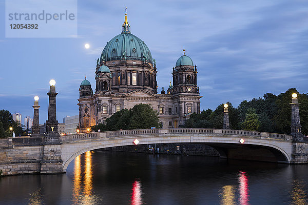 Deutschland  Berlin  Blick auf den Berliner Dom zur blauen Stunde