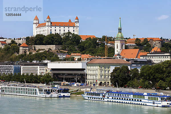 Slowakei  Bratislava  Bratislavaer Burg und St. Martinsdom an der Donau auf dem Kleinen Karpatenhügel