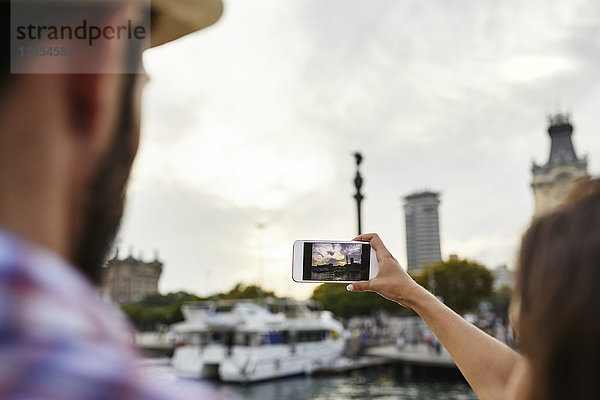 Spanien  Barcelona  Touristen beim Fotografieren am Wasser in der Stadt