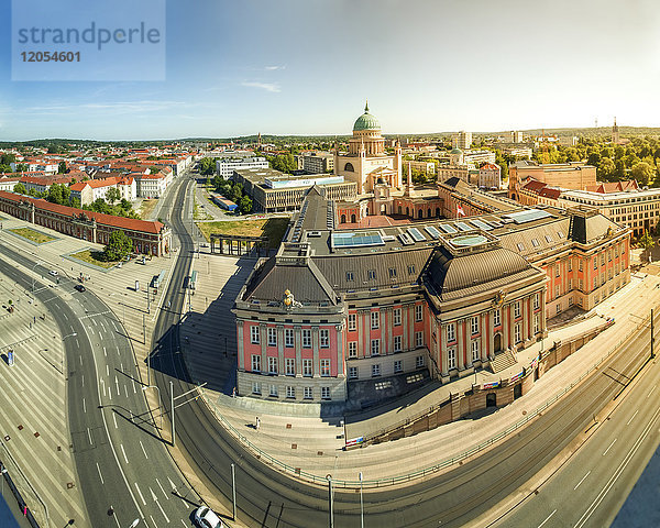 Deutschland  Potsdam  Blick auf das Stadtschloss  heute Staatshaus mit Nikolaikirche im Hintergrund