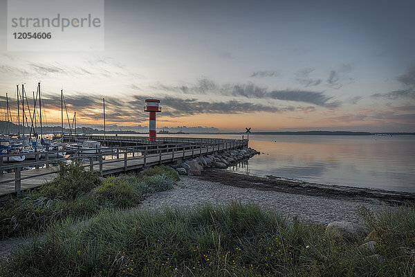 Deutschland  Eckernförde  Blick auf die Ostsee mit neuem Leuchtturm in der Morgendämmerung