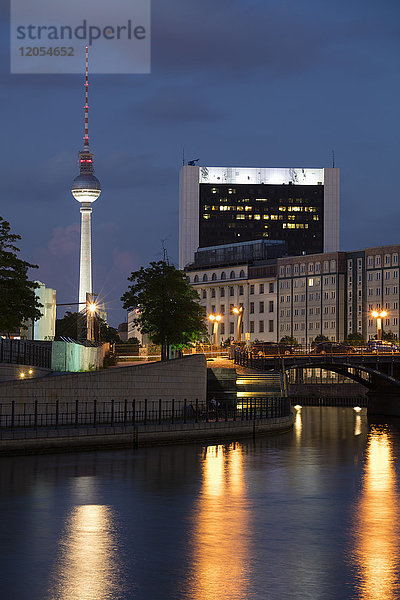 Deutschland  Berlin  Blick auf beleuchteten Fernsehturm