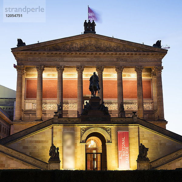 Deutschland  Berlin  beleuchtete Alte Nationalgalerie