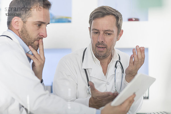 Zwei Ärzte mit Tablettenbesprechung