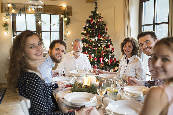 Fröhliche Familie am Weihnachtstisch