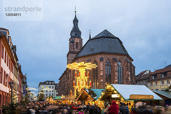 Deutschland  Heidelberg  Weihnachtsmarkt in der Kirche des Heiligen Geistes