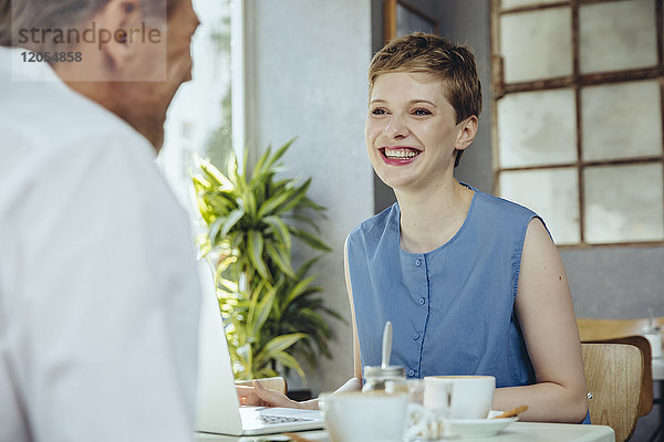 Geschäftsmann und Geschäftsfrau bei einem Treffen in einem Cafe