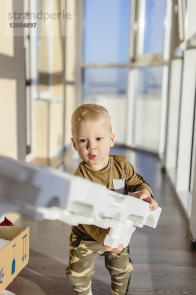 Kleinkind beim Auspacken des Kartons