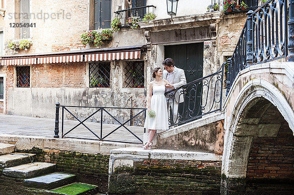 Italien  Venedig  Brautpaar steht sich gegenüber am Kanal
