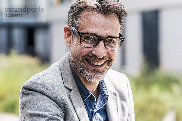 Porträt eines lächelnden Geschäftsmannes mit Brille