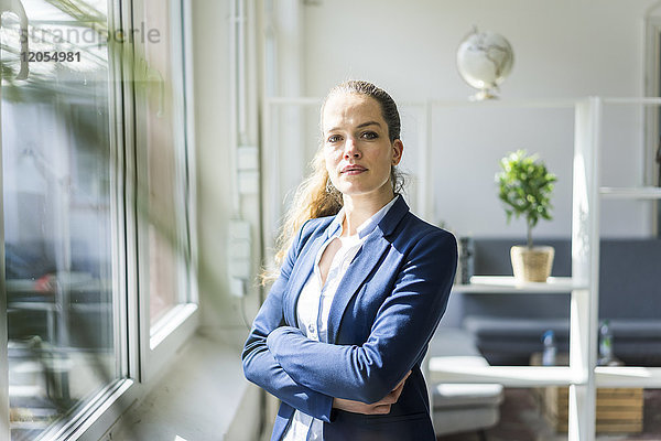 Porträt einer selbstbewussten Geschäftsfrau im Loft