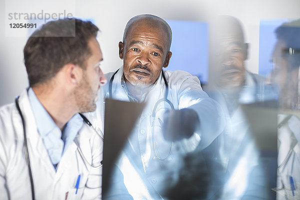 Zwei Ärzte analysieren Röntgenbild