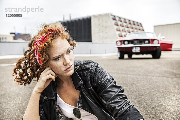 Porträt einer selbstbewussten rothaarigen Frau auf Parkebene