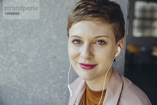 Porträt einer Frau mit Kopfhörer