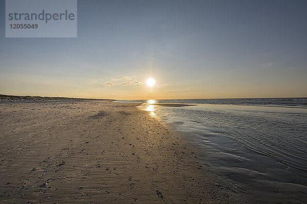 Deutschland  Niedersachsen  Ostfriesische Insel  Juist  Sonnenuntergang am Strand