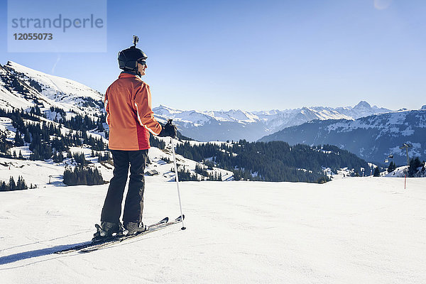 Österreich  Damuels  Skifahrer mit Action-Cam in Winterlandschaft
