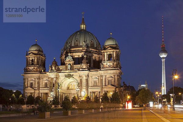 Deutschland  Berlin  beleuchteter Berliner Dom und Fernsehturm bei Nacht