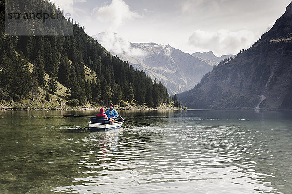 Österreich  Tirol  Alpen  Paar im Ruderboot auf dem Bergsee