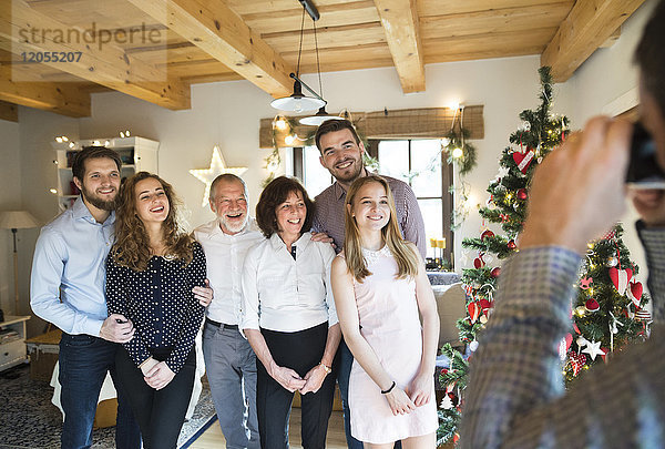 Familie posiert für ein Foto am Weihnachtsbaum