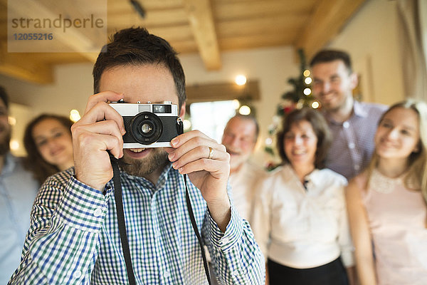 Fotograf mit Familie zu Hause zu Weihnachten