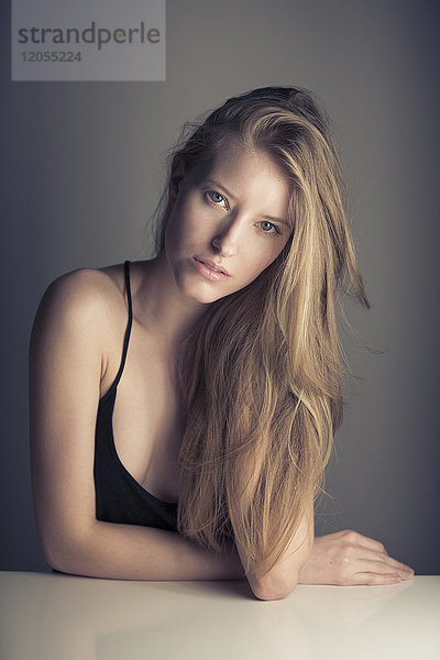 Porträt einer blonden jungen Frau