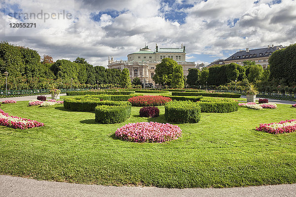 Österreich  Wien  Blick zum Burgtheater mit Volksgarten im Vordergrund