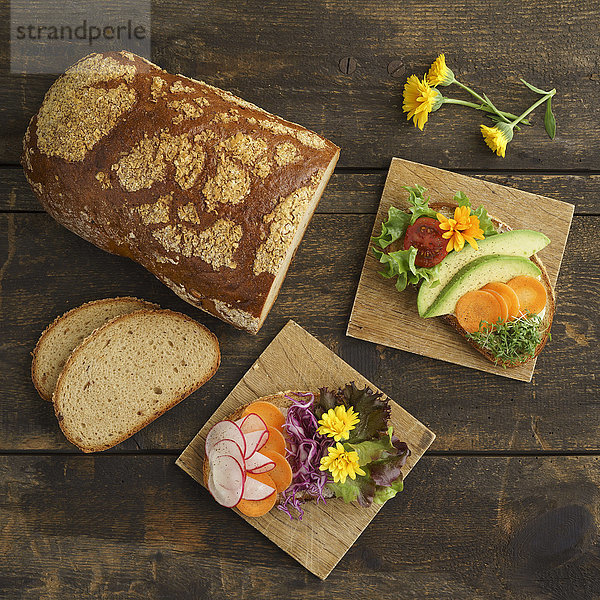 Brot mit essbaren Blumen und Gemüse