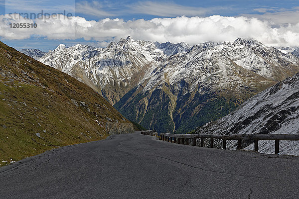 Österreich  Tirol  Ötztal  Sölden  Ötztaler Gletscherstraße mit Talblick