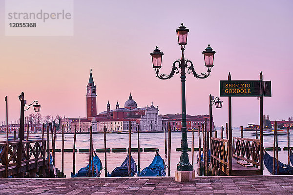 Italien  Venedig  Blick auf Giudecca vom Markusplatz mit Gondeln