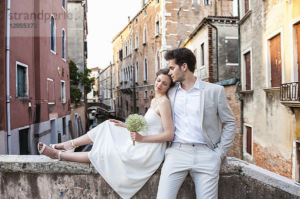 Italien  Venedig  Brautpaar auf kleiner Brücke am Morgen