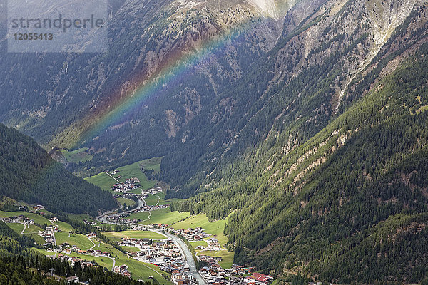 Österreich  Tirol  Ötztal  Regenbogen über Sölden