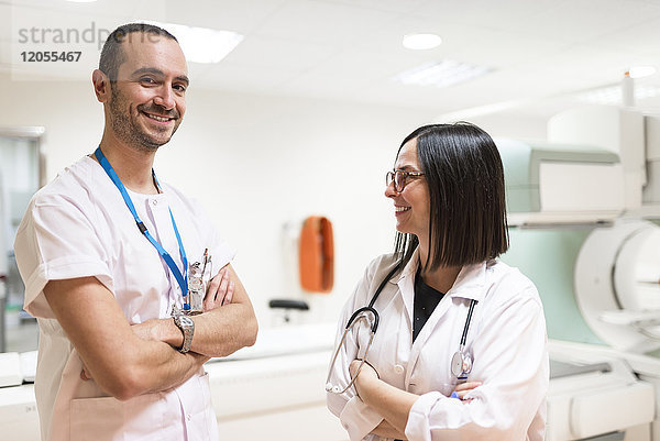 Portrait von zwei lächelnden Ärzten