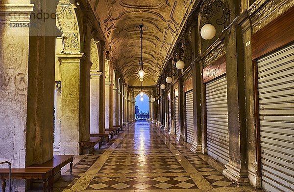 Italien  Venedig  Arkade am Markusplatz