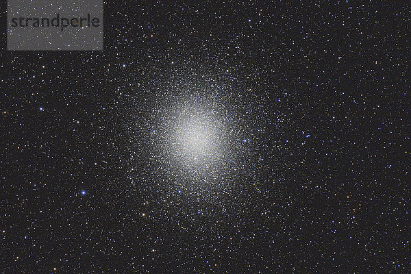 Namibia  Region Khomas  bei Uhlenhorst  Astrofoto des Kugelhaufens Omega Centauri (NGC 5139)  des hellsten und größten Kugelhaufens am Himmel  mit einem Teleskop.