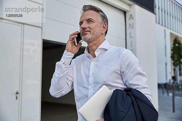 Porträt eines Geschäftsmannes am Telefon