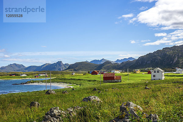 Norwegen  Lofotes  Vestvagoy  Landschaft bei Leknes mit Häusern