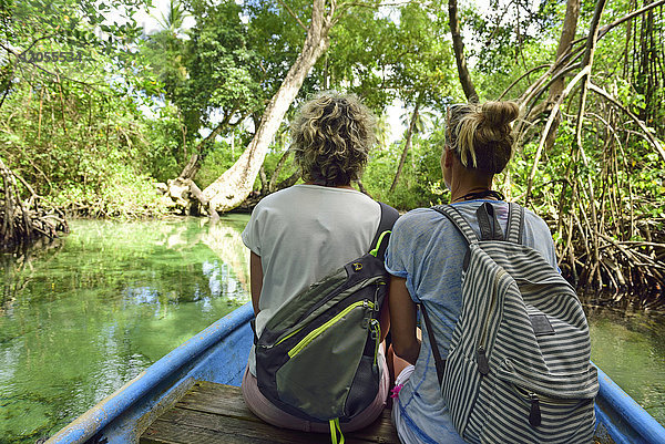 Dominikanische Republik  Samana  zwei Frauen in einem Boot in der Mangrovenlagune