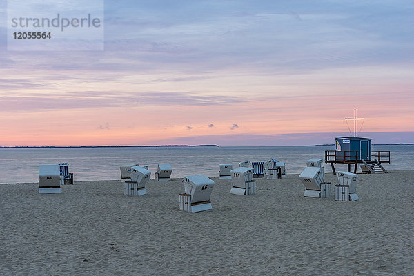 Deutschland  Nordfriesland  Sylt  Hoernum  Strand mit Kapuzenstühlen bei Sonnenaufgang