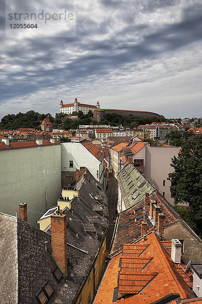 Slowakei  Bratislava  Altstadt  Blick über die Dächer der Häuser zur Burg Bratislava