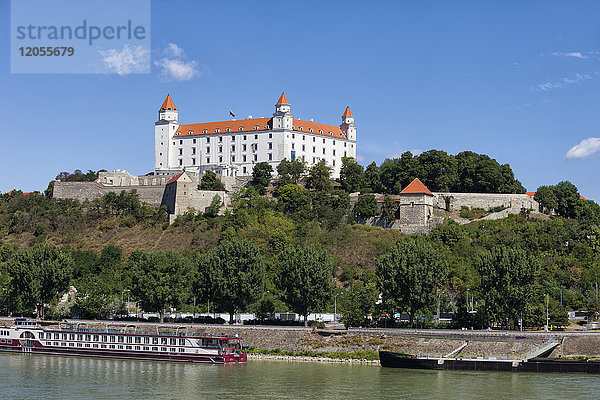 Slowakei  Bratislava  Burg Bratislava an der Donau auf dem Hügel der Kleinen Karpaten