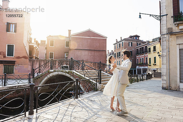 Italien  Venedig  tanzendes Brautpaar bei Sonnenaufgang