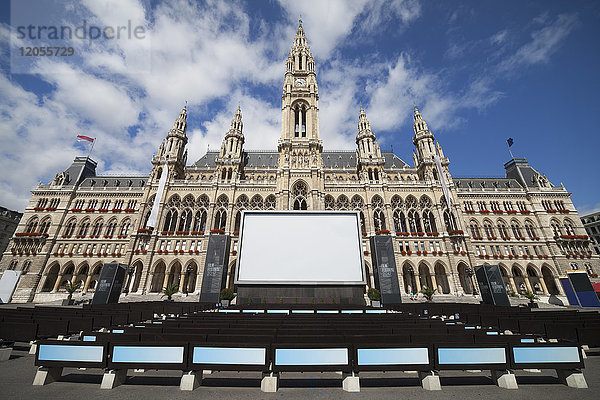 Österreich  Wien  Blick zum Rathaus mit leerer Leinwand und Sitzreihen im Vordergrund