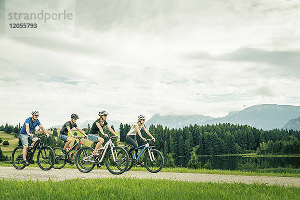 Deutschland  Bayern  Pfronten  Mountainbike fahren mit der Familie am Ladeside